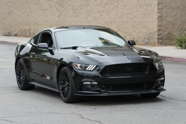 Ford Mustang araba ekranda