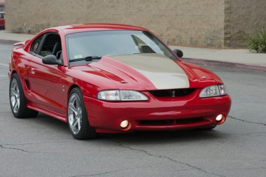 Ford Mustang araba ekranda