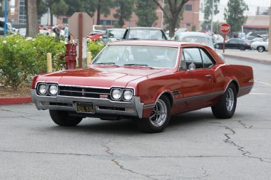 Oldsmobile 442 araba ekranda