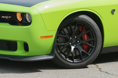 Dodge Challenger Srt araba ekranda