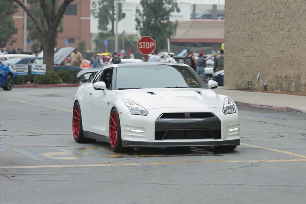 Nissan Gt-R araba ekranda — Stok fotoğraf