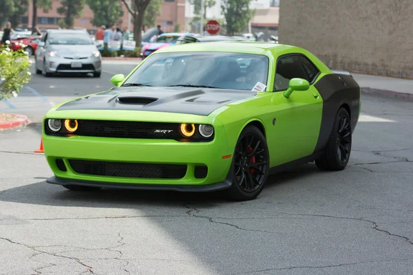 Dodge Challenger Srt samochodu na wyświetlaczu — Zdjęcie stockowe