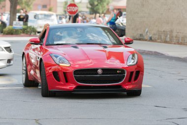 Jaguar F-tipi araba ekranda