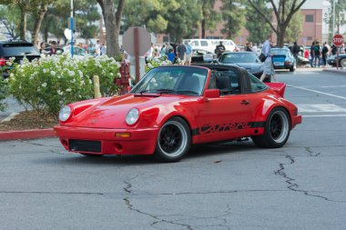 Porsche 911 Carrera Cabriolet araba ekranda 
