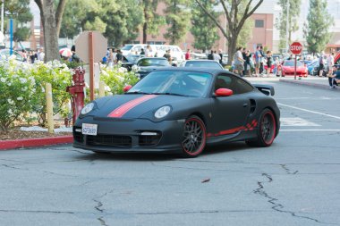 Porsche Turbo araba ekranda