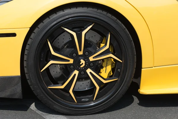 Lamborghini wheel car on display — 스톡 사진