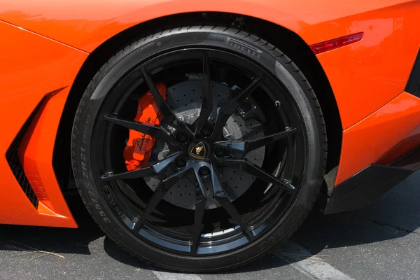 Lamborghini wheel car on display — 스톡 사진