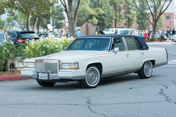 Cadillac Sevilha carro em exposição — Fotografia de Stock