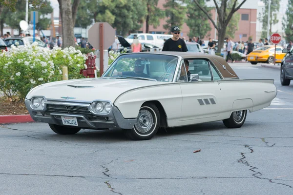 Представлен автомобиль Ford Thunderbird — стоковое фото