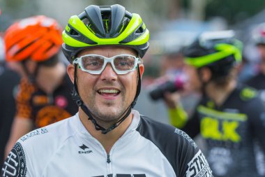 Bisikletçi bisiklet yarışı önce