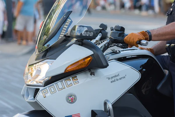 Funcionarios de policía en motocicletas realizando — Foto de Stock