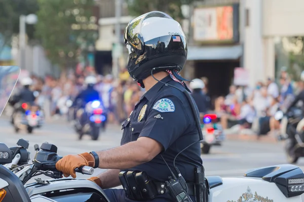 Agents de police sur les motos effectuant — Photo