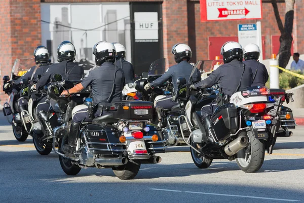 Agenti di polizia su motocicli che effettuano — Foto Stock