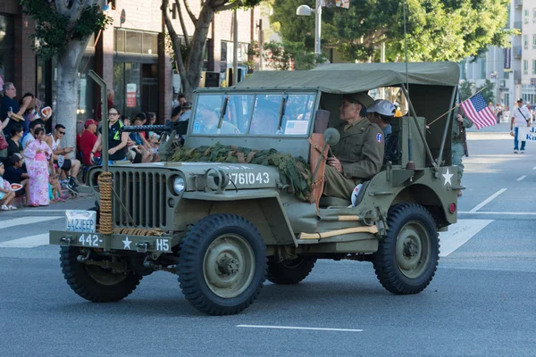 World War II military vehicle with veteran — Stockfoto