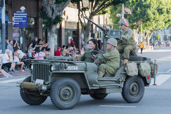 World War II military vehicle with veteran — Stockfoto