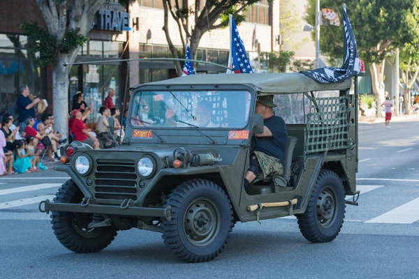 Veicolo militare della seconda guerra mondiale con veterano — Foto Stock