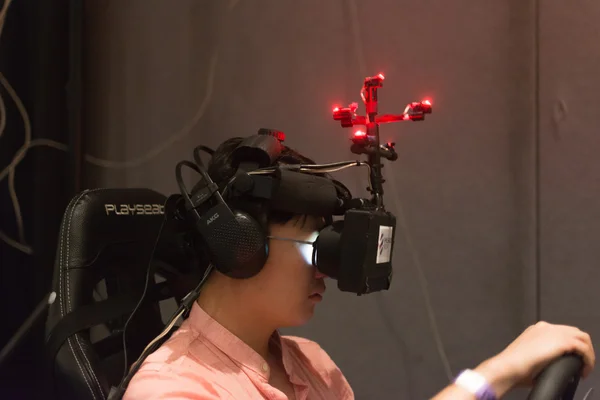 Guy tries virtual glasses headset — Stock Photo, Image