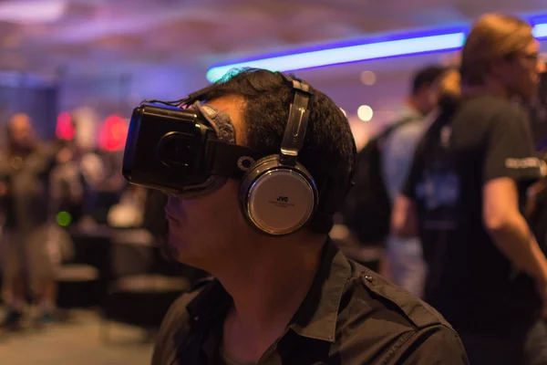 Guy tries virtual glasses headset — Stock Photo, Image