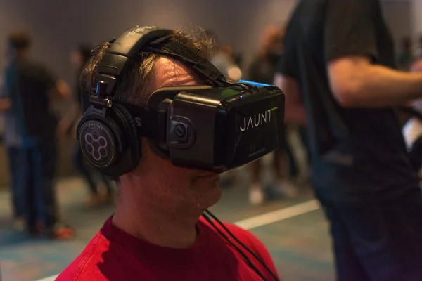 Guy încearcă ochelari virtuali cu cască — Fotografie, imagine de stoc