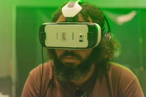 Guy tries virtual glasses headset — Stock Photo, Image