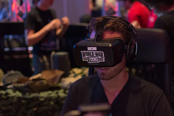 Guy tries Oculus headset — Stock Photo, Image