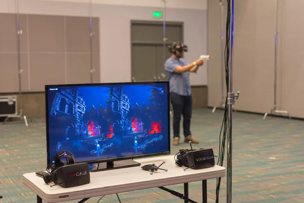 Guy tries virtual glasses headset — Stock Photo, Image