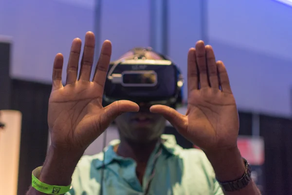 Guy tries virtual glasses headset — Stock Photo, Image