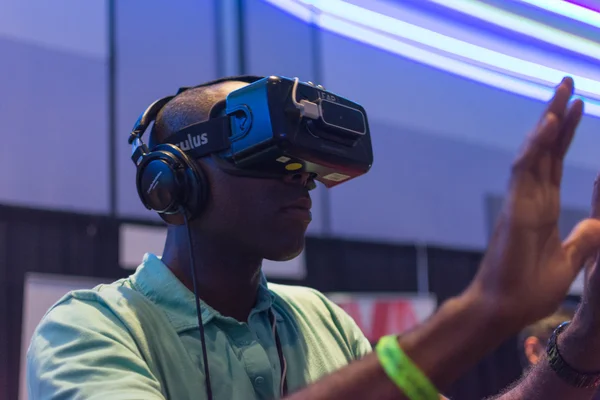 Guy tries virtual glasses headset — Stock Photo, Image