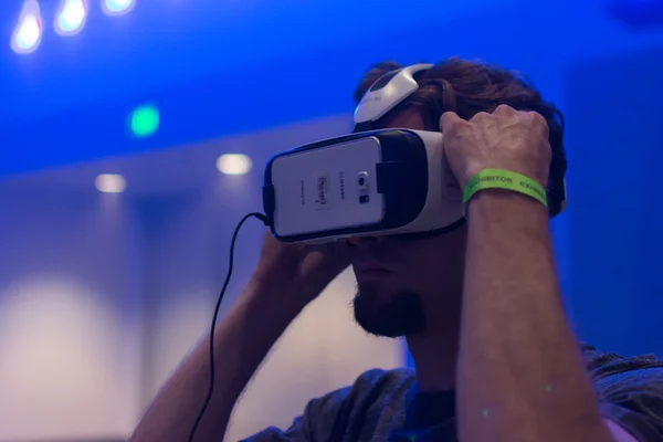 Guy tries virtual glasses headset — Stock Photo, Image