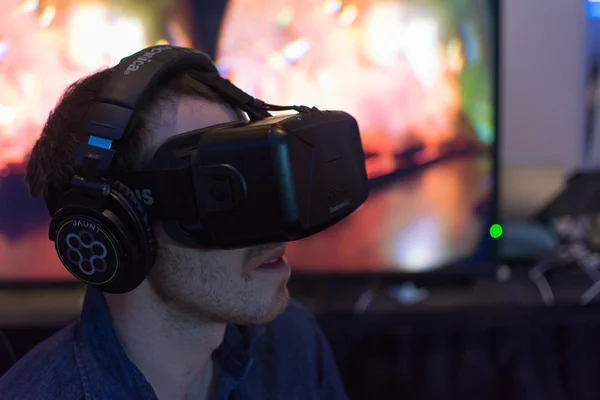 Guy probeert virtuele bril headset Rechtenvrije Stockfoto's