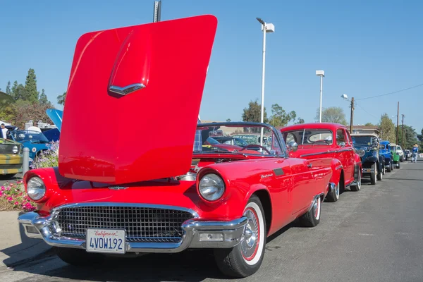 Ford Thunderbird em exibição — Fotografia de Stock