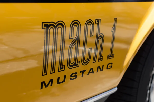 Mustang Mach 1 emblem på displayen Royaltyfria Stockbilder