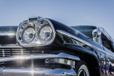 Mavi gökyüzü önünde oldtimer Far