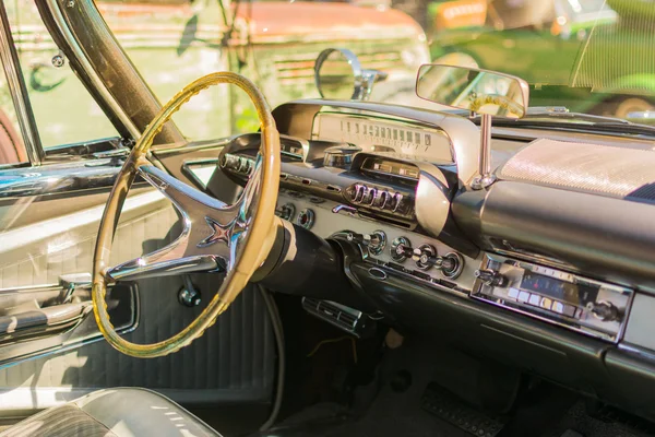 Cabina del conductor de un coche clásico — Foto de Stock