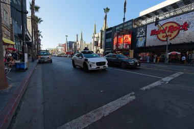 Los Angeles, Kaliforniya, ABD, 11 Ekim 2025 Waymo otonom elektrik taksi Hollywood Şöhret Yolu boyunca sürüyor, kendi kendine sürüş yeniliği ve akıllı şehir ulaşımını vurguluyor.