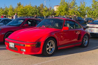 Los Angeles, California, ABD, 12 Ekim 2025 Porsche 911 Carrera arabası Superecar Sunday etkinliği sırasında sergileniyor.