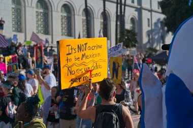 Los Angeles, California, ABD, 18 Ekim 2025. Protestocular, Trump yönetim politikalarını protesto eden, demokrasi ve göçmen haklarını destekleyen sloganlar attılar..