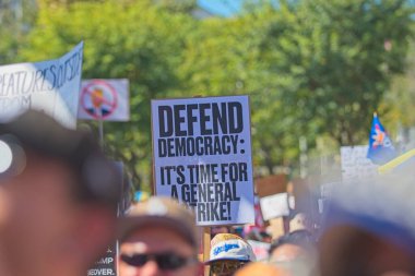Los Angeles, California, ABD, 18 Ekim 2025. Protestocular, Trump yönetim politikalarını protesto eden, demokrasi ve göçmen haklarını destekleyen sloganlar attılar..