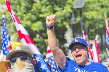 Los Angeles, California, ABD, 18 Ekim 2025. Protestocular, Trump yönetim politikalarını protesto eden, demokrasi ve göçmen haklarını destekleyen sloganlar attılar..