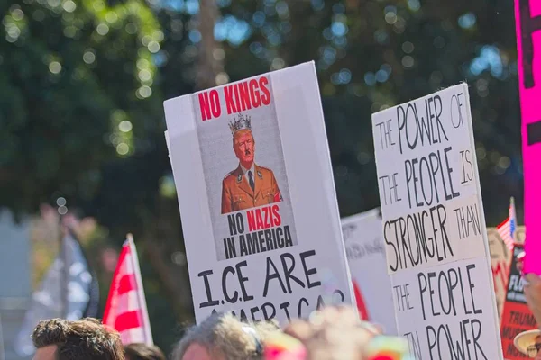 Los Angeles, California, ABD, 18 Ekim 2025. Protestocular, Trump yönetim politikalarını protesto eden, demokrasi ve göçmen haklarını destekleyen sloganlar attılar..