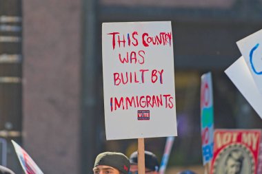 Los Angeles, California, ABD, 18 Ekim 2025. Protestocular, Trump yönetim politikalarını protesto eden, demokrasi ve göçmen haklarını destekleyen sloganlar attılar..