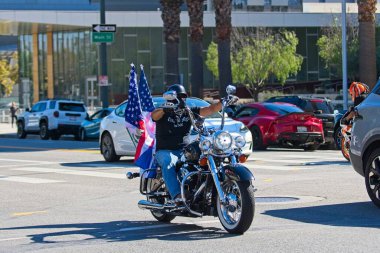Los Angeles, California, ABD, 18 Ekim 2025. Protestocular, Trump yönetim politikalarını protesto eden, demokrasi ve göçmen haklarını destekleyen sloganlar attılar..