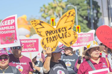 Los Angeles, California, ABD, 18 Ekim 2025. Protestocular, Trump yönetim politikalarını protesto eden, demokrasi ve göçmen haklarını destekleyen sloganlar attılar..