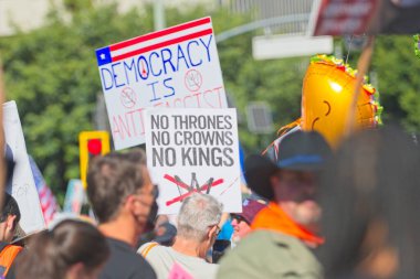 Los Angeles, California, ABD, 18 Ekim 2025. Protestocular, Trump yönetim politikalarını protesto eden, demokrasi ve göçmen haklarını destekleyen sloganlar attılar..