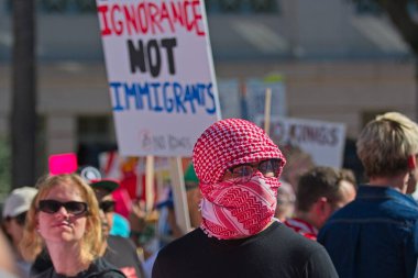 Los Angeles, California, ABD, 18 Ekim 2025. Protestocular, Trump yönetim politikalarını protesto eden, demokrasi ve göçmen haklarını destekleyen sloganlar attılar..