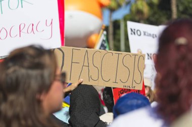 Los Angeles, California, ABD, 18 Ekim 2025. Protestocular, Trump yönetim politikalarını protesto eden, demokrasi ve göçmen haklarını destekleyen sloganlar attılar..