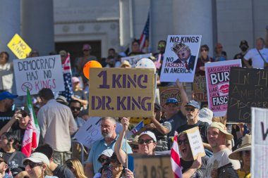 Los Angeles, California, ABD, 18 Ekim 2025. Protestocular, Trump yönetim politikalarını protesto eden, demokrasi ve göçmen haklarını destekleyen sloganlar attılar..