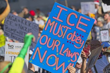 Los Angeles, California, ABD, 18 Ekim 2025. Protestocular, Trump yönetim politikalarını protesto eden, demokrasi ve göçmen haklarını destekleyen sloganlar attılar..