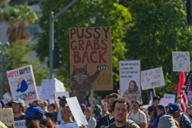 Los Angeles, California, ABD, 18 Ekim 2025. Protestocular, Trump yönetim politikalarını protesto eden, demokrasi ve göçmen haklarını destekleyen sloganlar attılar..