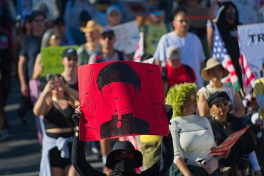 Los Angeles, California, ABD, 18 Ekim 2025. Protestocular, Trump yönetim politikalarını protesto eden, demokrasi ve göçmen haklarını destekleyen sloganlar attılar..